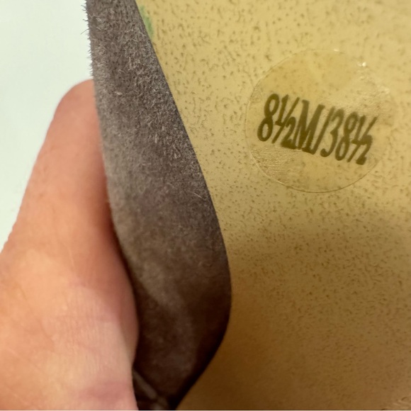 BCBG Taupe Leather bootie /Heels Sz 8.5 Pointed toe - Picture 4 of 7